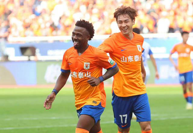 队员拼搏奉献,为球队带来胜利 队员拼搏奉献,为球队带来胜利