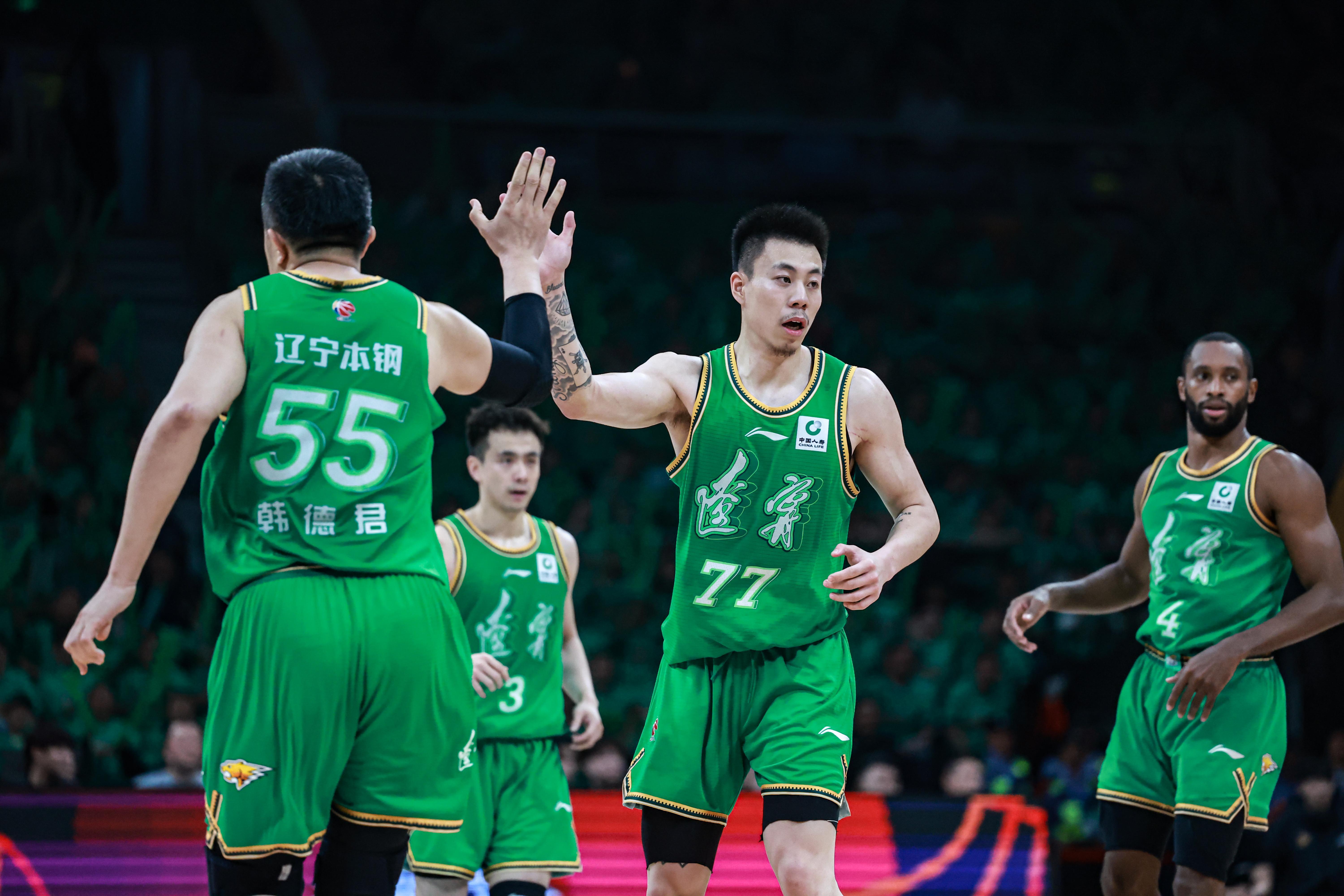 队员拼搏奉献,为球队带来胜利 队员拼搏奉献,为球队带来胜利