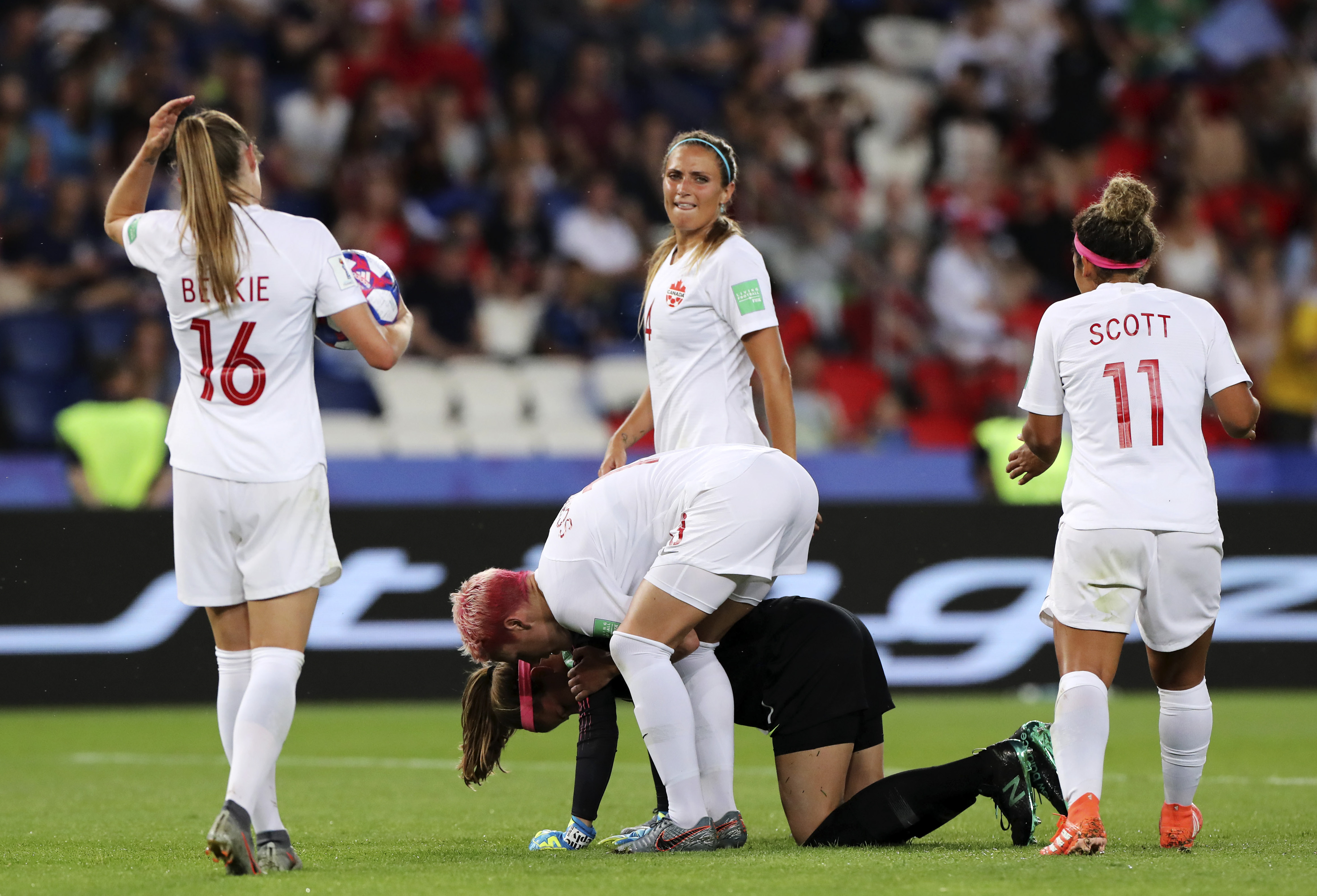 加拿大女足球员接受技术训练 加拿大女足球员接受技术训练