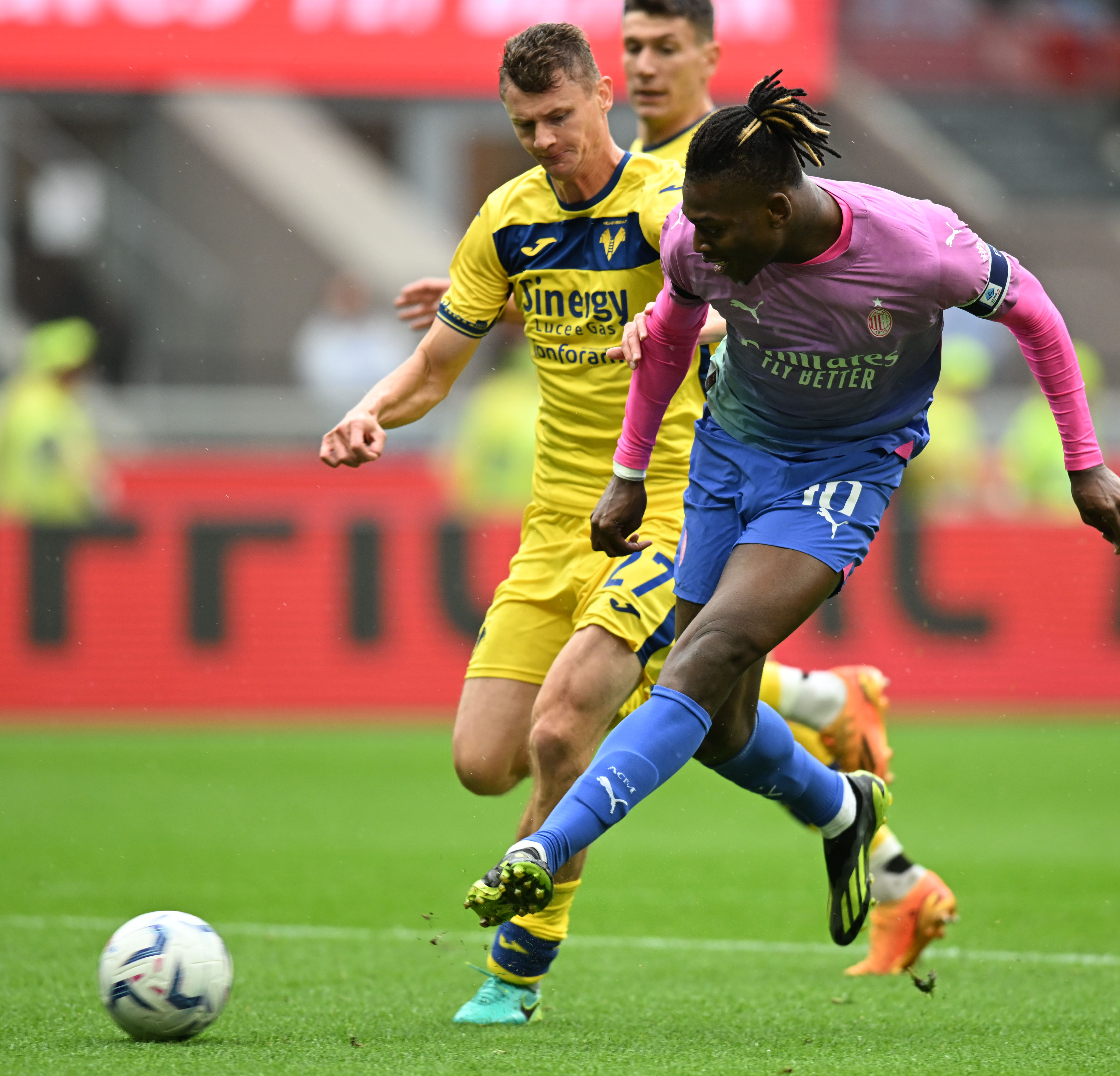 维罗纳客场不敌AC米兰,遭遇失利 维罗纳客场不敌AC米兰,遭遇失利