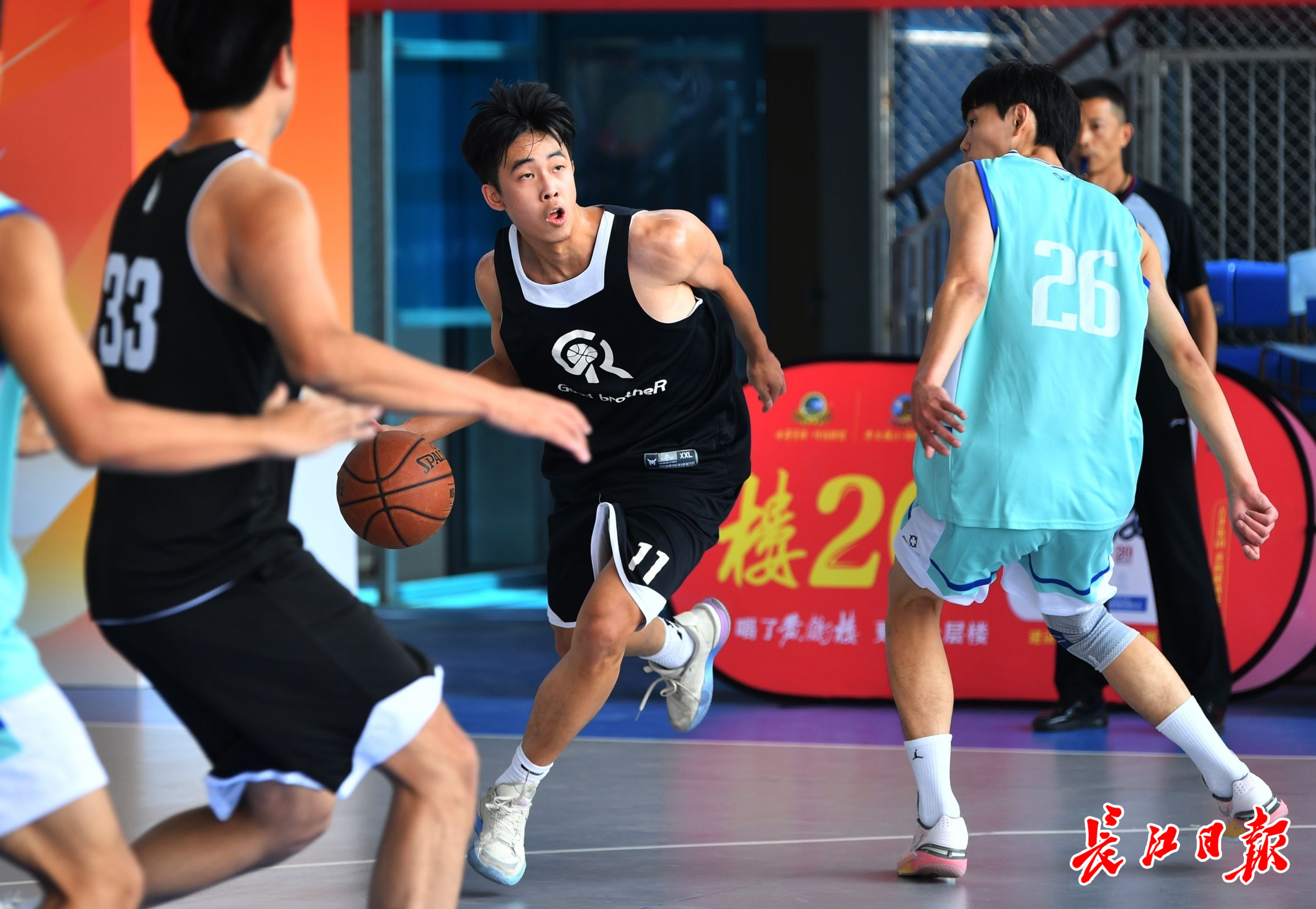 激烈竞技,技战术博弈,篮球比赛流光溢彩 激烈竞技,技战术博弈,篮球比赛流光溢彩