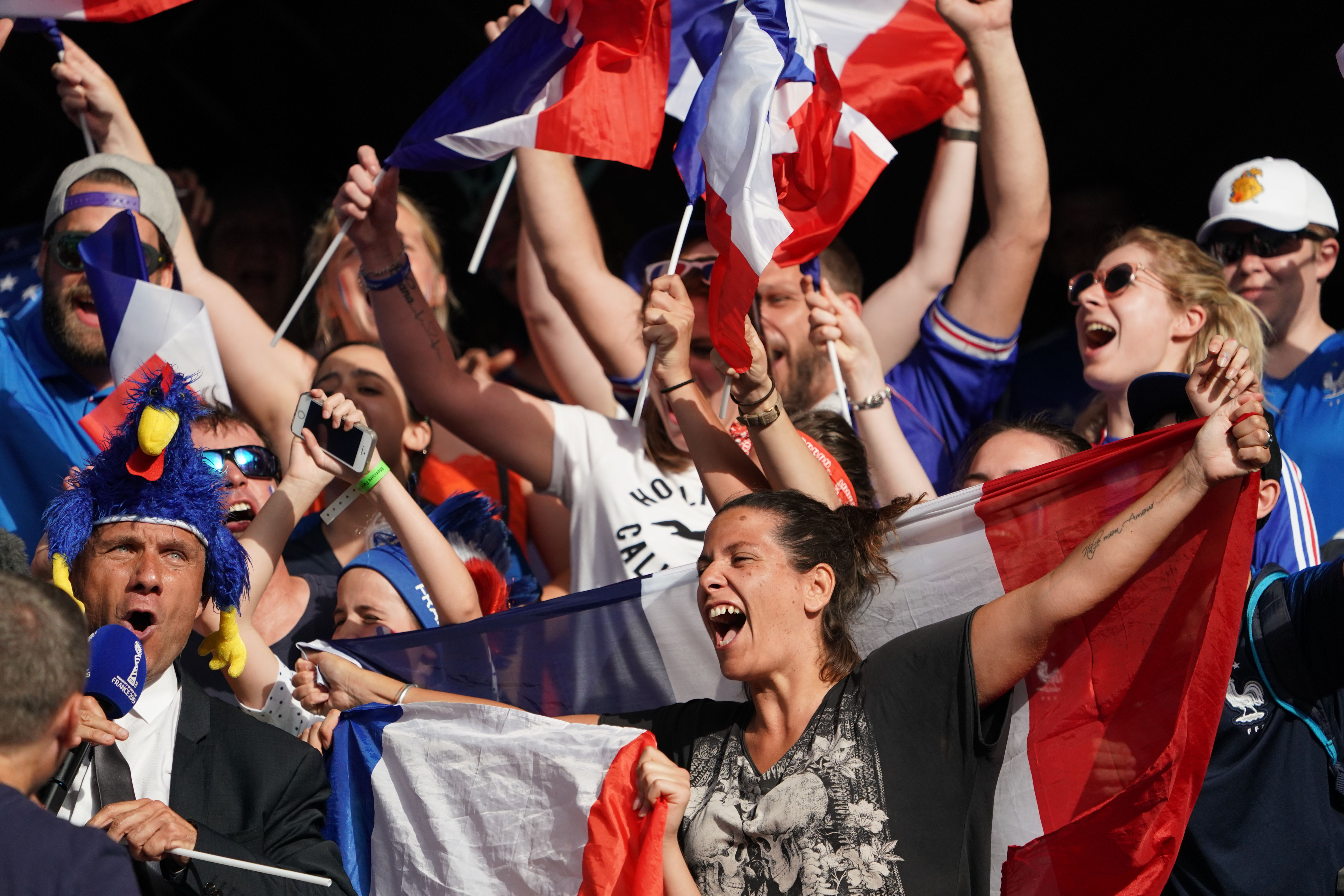 现场气氛热烈,球迷为自己支持的球队呐喊助威 现场气氛热烈,球迷为自己支持的球队呐喊助威