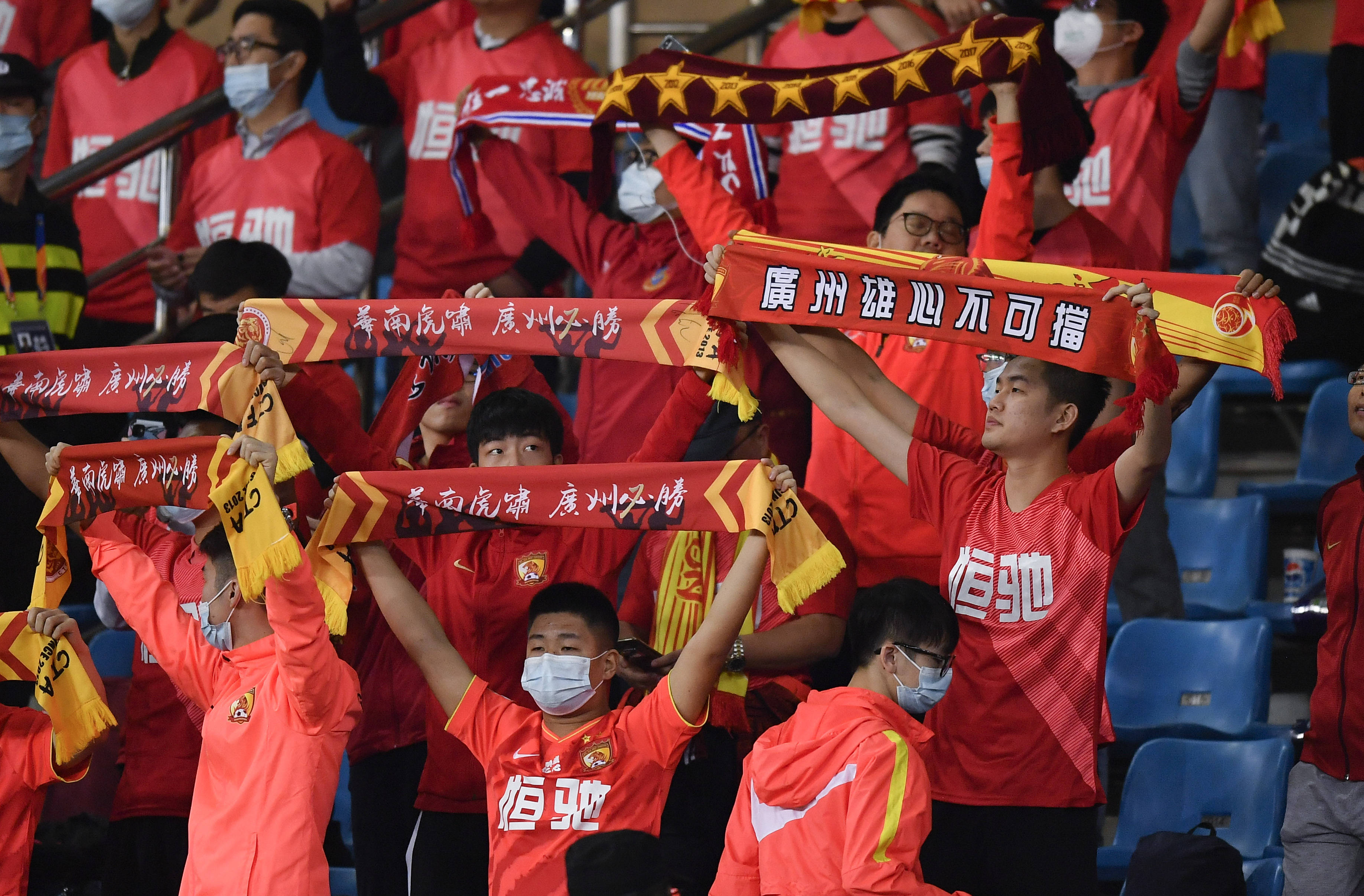 现场气氛热烈,球迷为自己支持的球队呐喊助威 现场气氛热烈,球迷为自己支持的球队呐喊助威