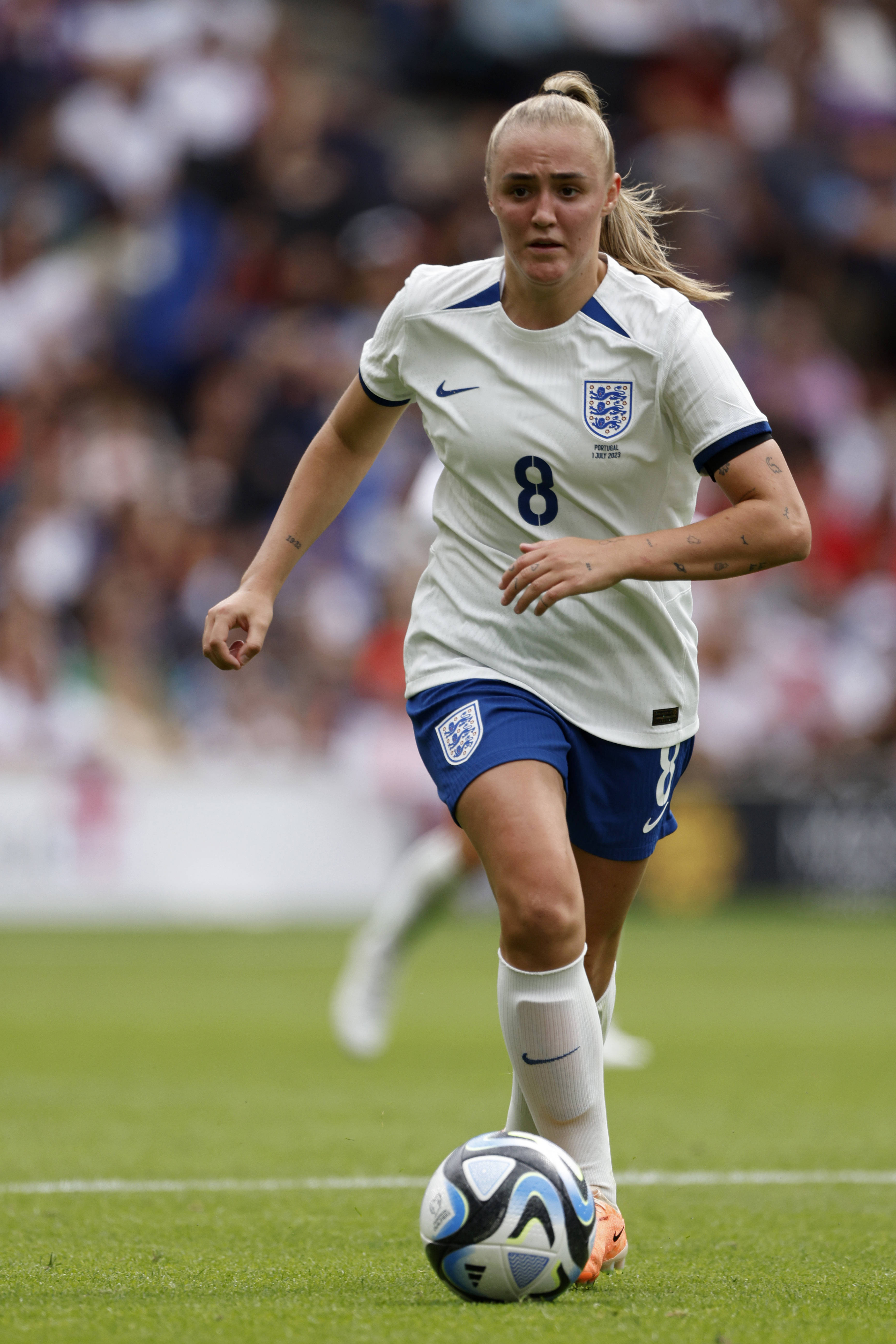 英格兰主力前锋受伤退出比赛,团队寻找替代方案 英格兰主力前锋受伤退出比赛,团队寻找替代方案