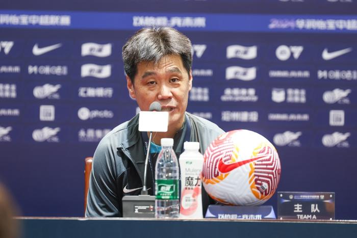 重庆力帆新主帅李霄鹏率队备战昆明主场比赛 重庆力帆新主帅李霄鹏率队备战昆明主场比赛