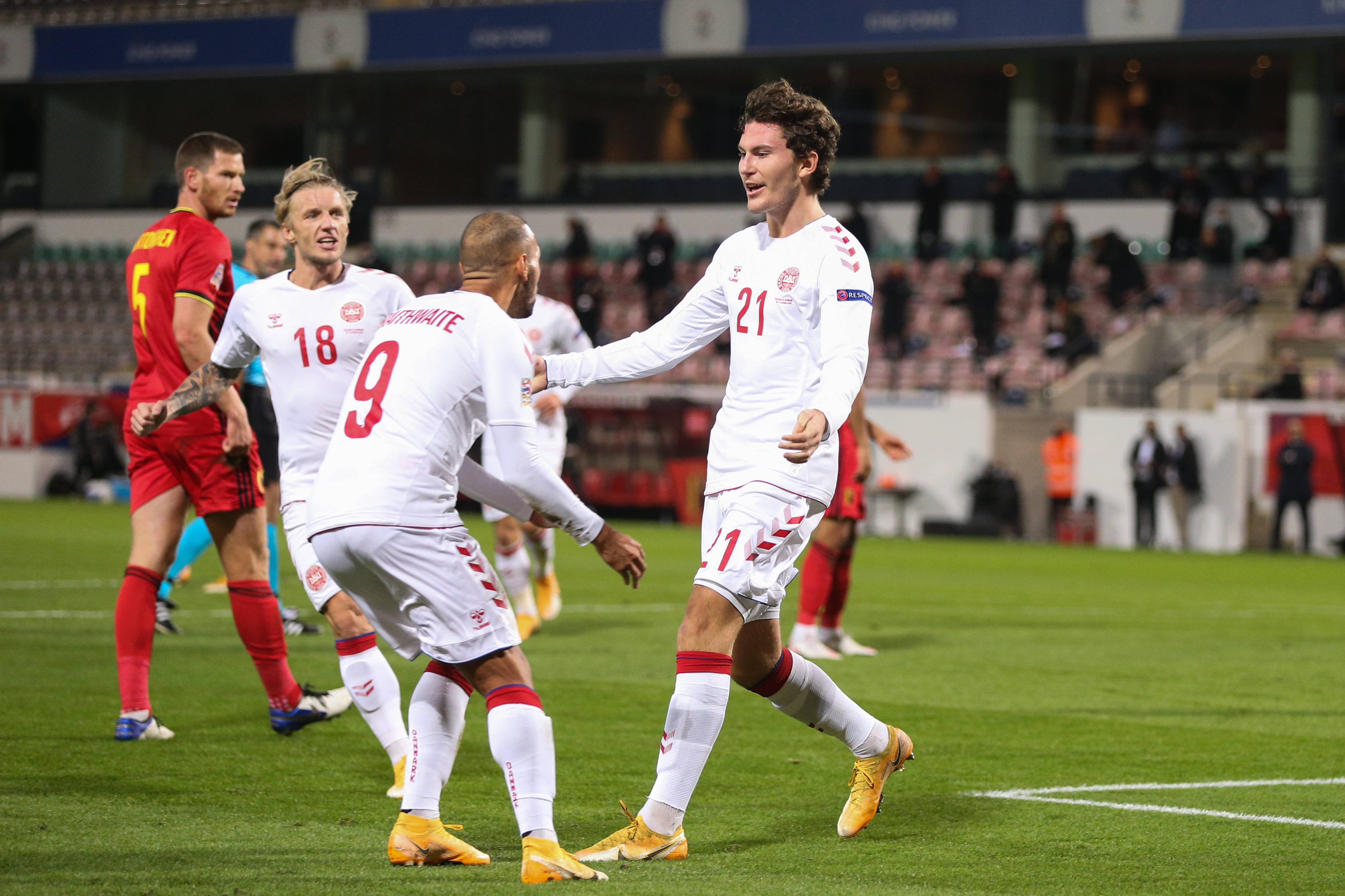 国际足球比赛场面激烈,观众欢呼不断 国际足球比赛场面激烈,观众欢呼不断