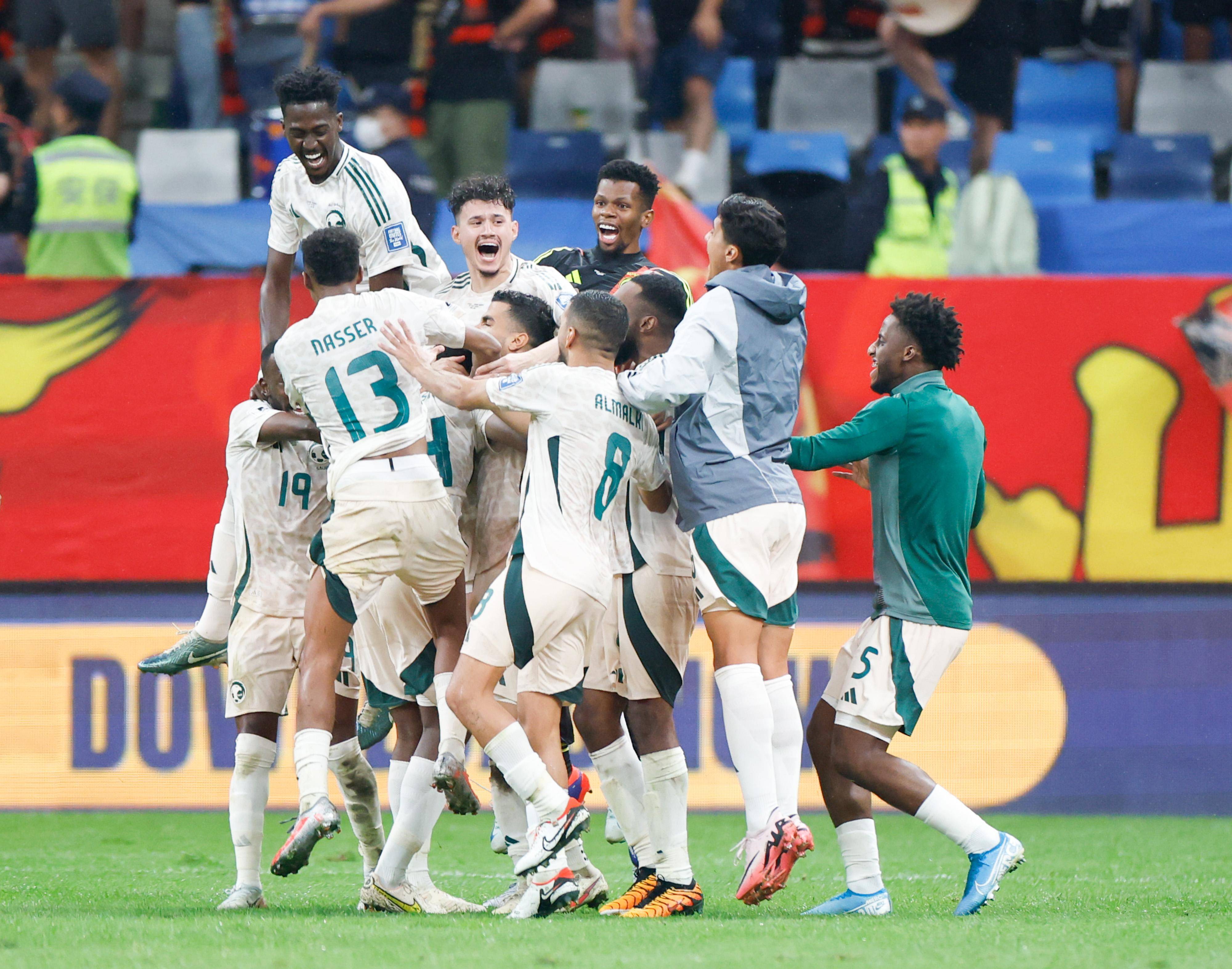 国际足球比赛场面激烈,观众欢呼不断 国际足球比赛场面激烈,观众欢呼不断