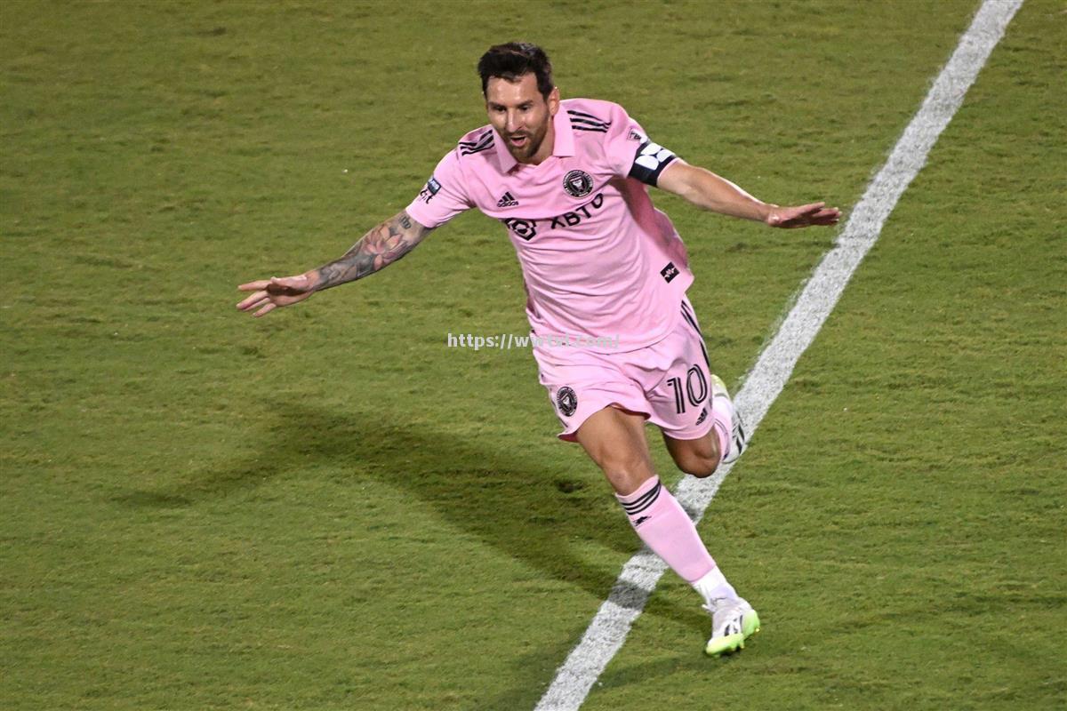 巴塞罗那主场大胜,梅西独中四元,继续领跑西甲榜首 巴塞罗那主场大胜,梅西独中四元,继续领跑西甲榜首