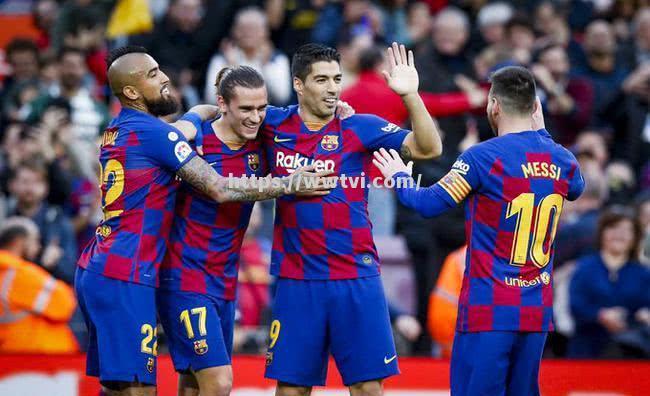 巴萨主场大胜领跑西甲积分榜,梅西梅开二度助球队取得胜利 巴萨主场大胜领跑西甲积分榜,梅西梅开二度助球队取得胜利