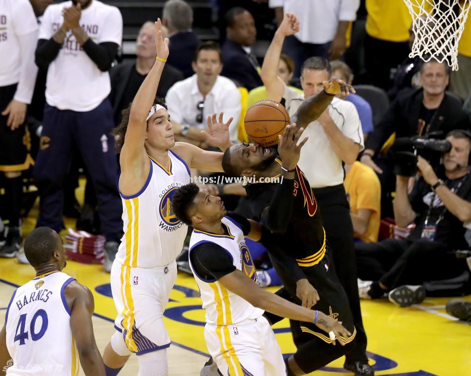 勇士大胜骑士,后场表现抢眼赢得比赛 勇士大胜骑士,后场表现抢眼赢得比赛