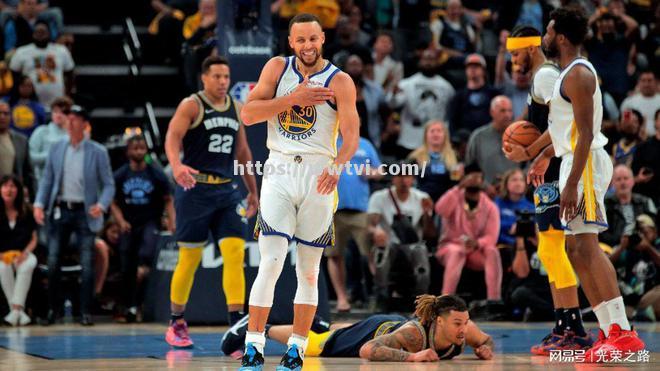 勇士横扫灰熊,库里砍下37分 勇士横扫灰熊,库里砍下37分