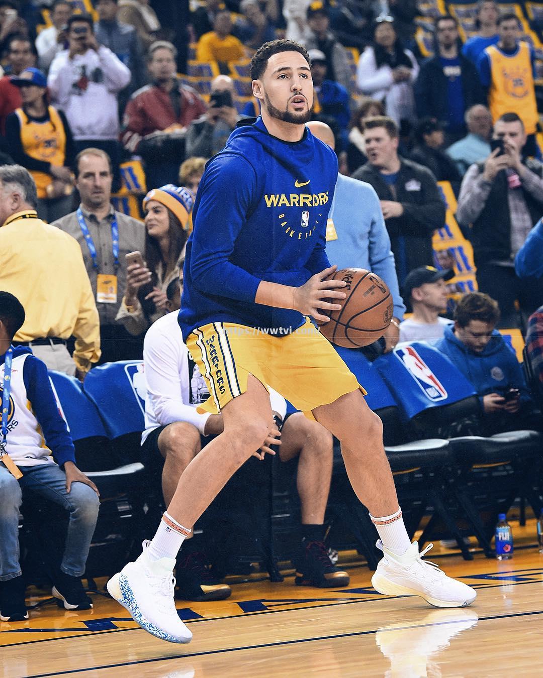 NBA热身赛火爆开战,球星们展现高水准表现 NBA热身赛火爆开战,球星们展现高水准表现