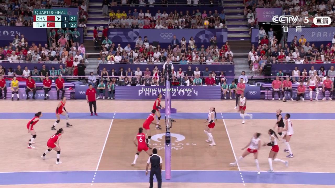 老鹰队守住禁区,成功阻止对手得分 老鹰队守住禁区,成功阻止对手得分