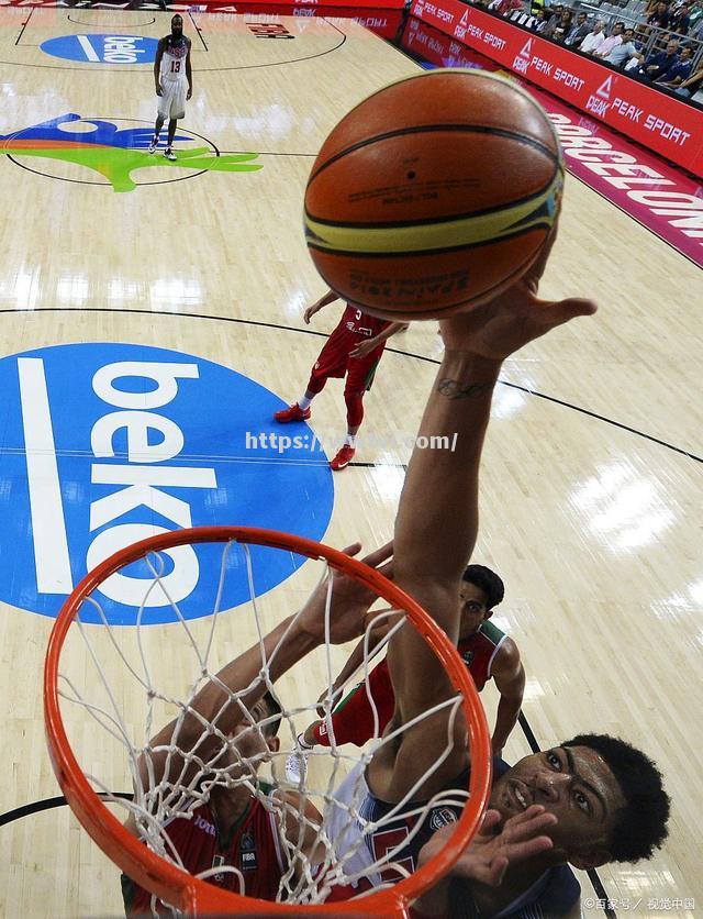 老鹰队守住禁区,成功阻止对手得分 老鹰队守住禁区,成功阻止对手得分