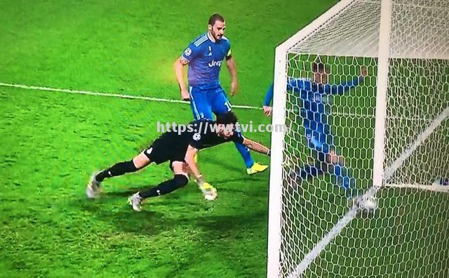 尤文图斯门将神勇扑救,帮助球队取得胜利 尤文图斯门将神勇扑救,帮助球队取得胜利