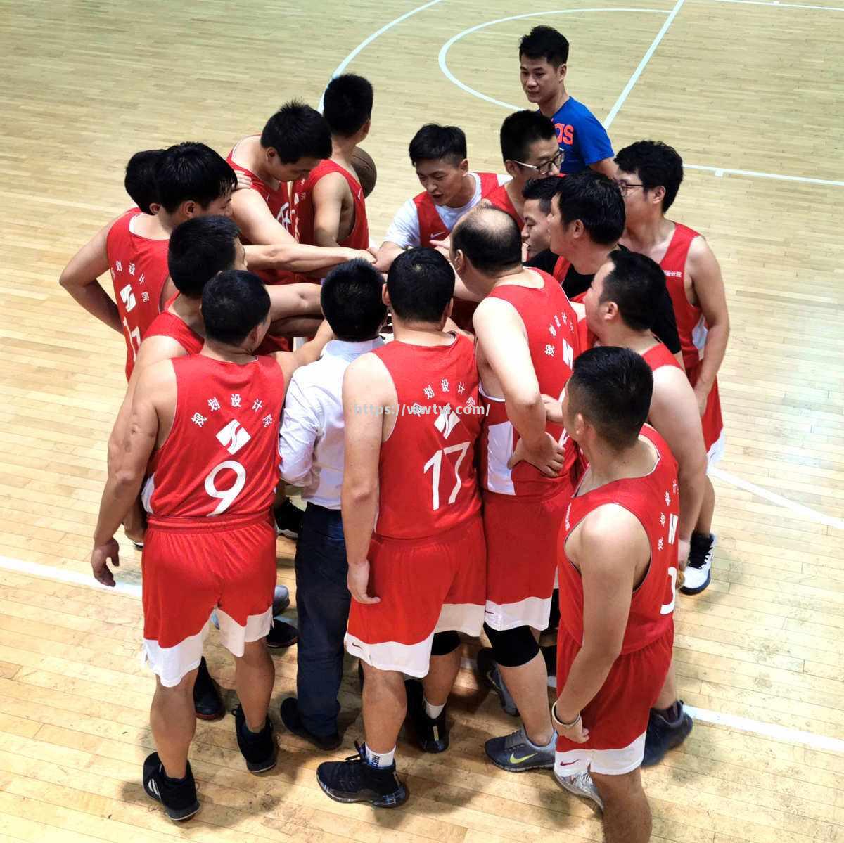 球队风采无限,奋力拼搏,篮球比赛引人入胜 球队风采无限,奋力拼搏,篮球比赛引人入胜