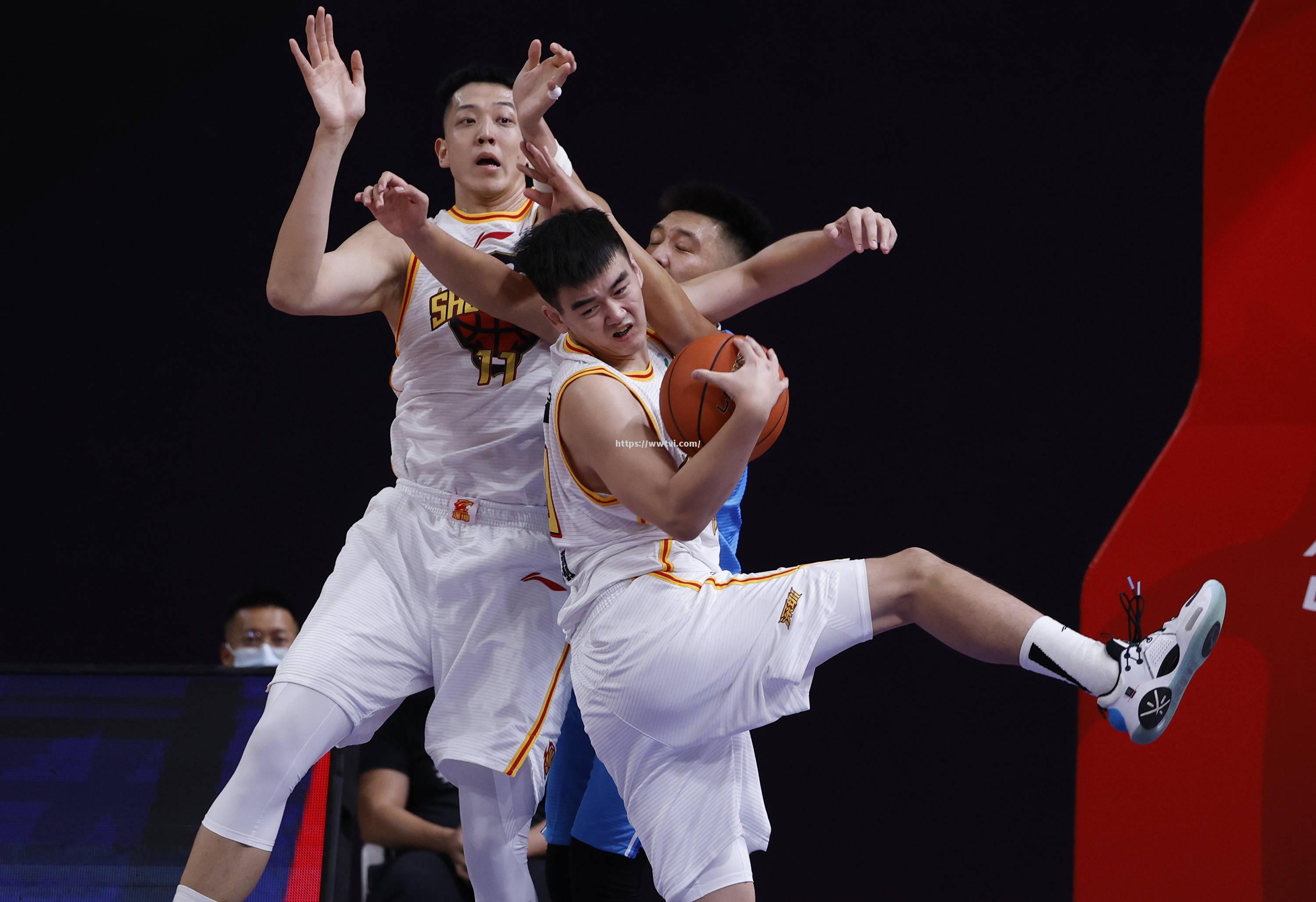 篮球大赛热身赛明星阵容惊艳,角逐日渐激烈 篮球大赛热身赛明星阵容惊艳,角逐日渐激烈