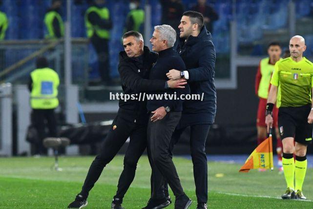 意甲比赛现场观众掌声不断,气氛火爆 意甲比赛现场观众掌声不断,气氛火爆