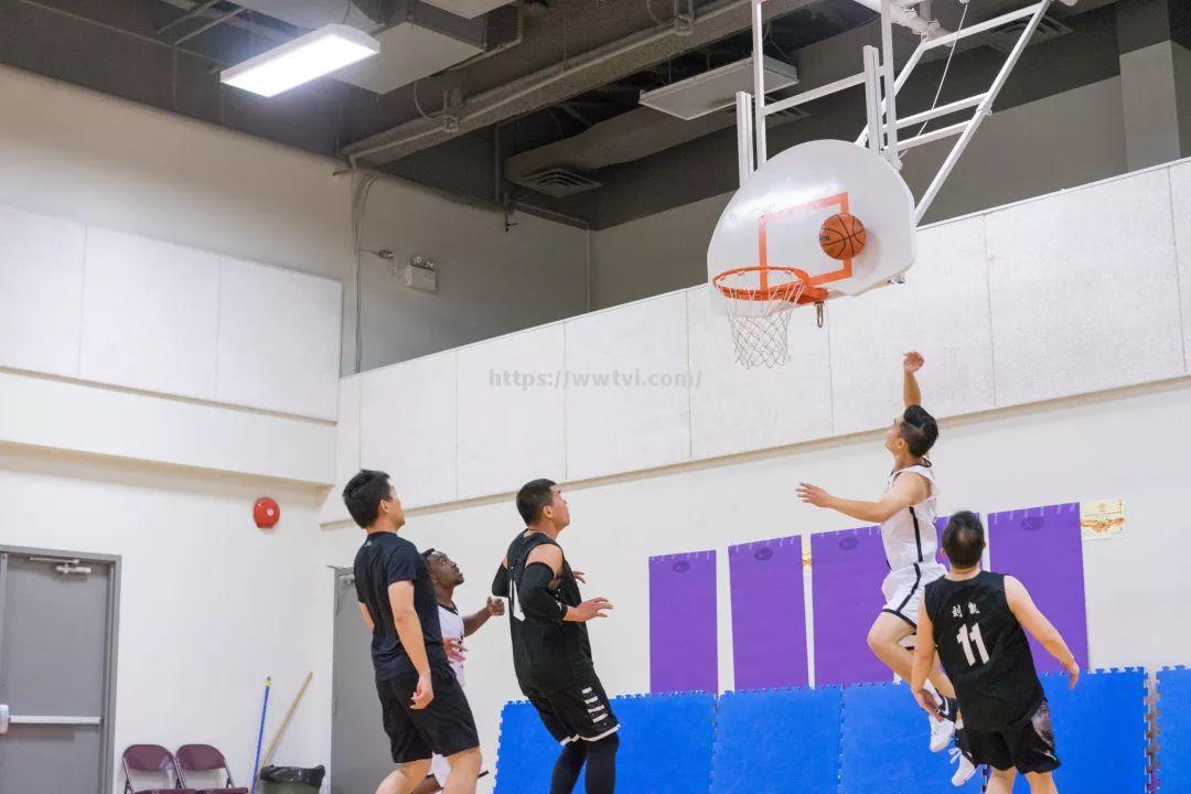 火爆的球场氛围令人热血沸腾,篮球运动正当红 火爆的球场氛围令人热血沸腾,篮球运动正当红