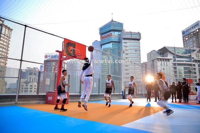 火爆的球场氛围令人热血沸腾,篮球运动正当红 火爆的球场氛围令人热血沸腾,篮球运动正当红