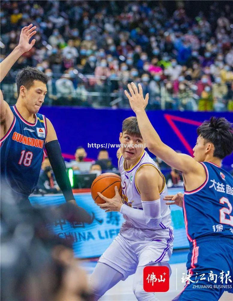 精妙抢球!球员展现高超技巧 精妙抢球!球员展现高超技巧