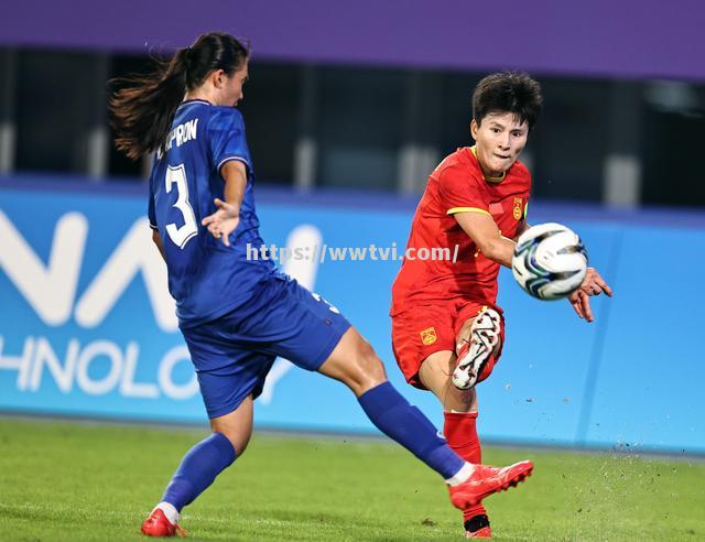 比赛如火如荼,女足球员展现顽强意志 比赛如火如荼,女足球员展现顽强意志