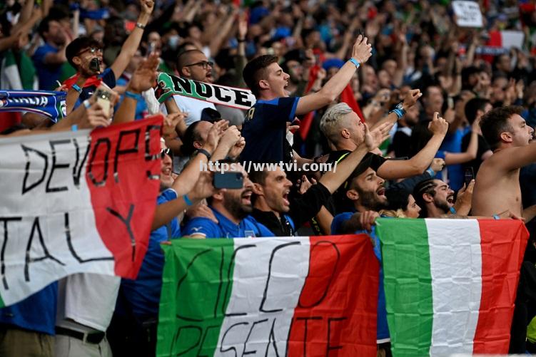 顶尖球队在赛场上展现实力,观众沸腾欢呼 顶尖球队在赛场上展现实力,观众沸腾欢呼