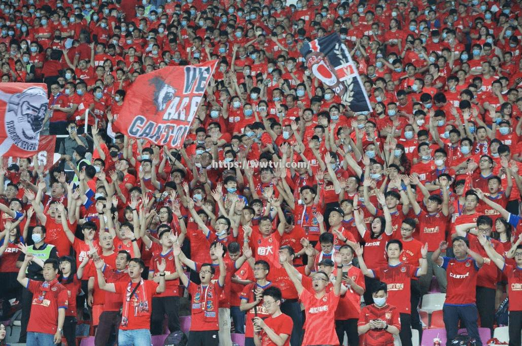 顶尖球队在赛场上展现实力,观众沸腾欢呼 顶尖球队在赛场上展现实力,观众沸腾欢呼