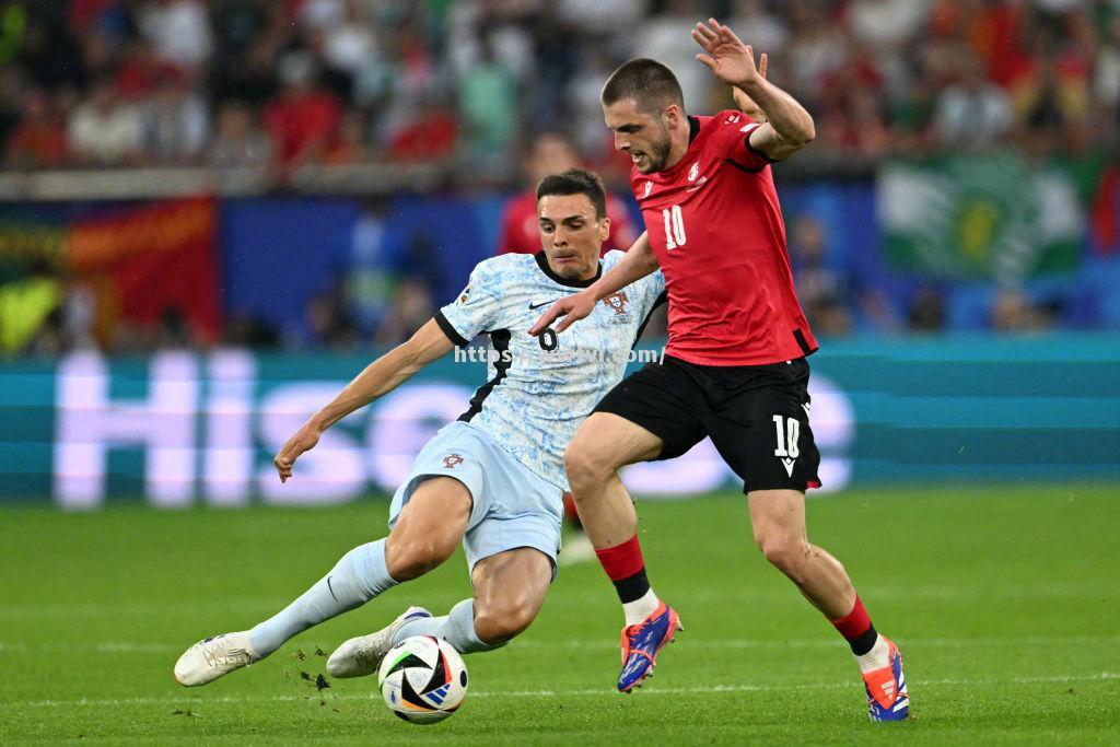 德国双后卫表现神勇,助球队顺利挺进半决赛 德国双后卫表现神勇,助球队顺利挺进半决赛