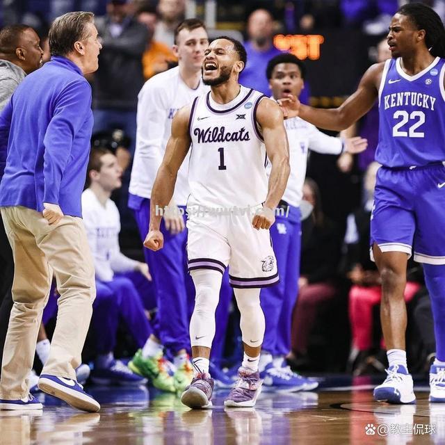 德国双后卫表现神勇,助球队顺利挺进半决赛 德国双后卫表现神勇,助球队顺利挺进半决赛