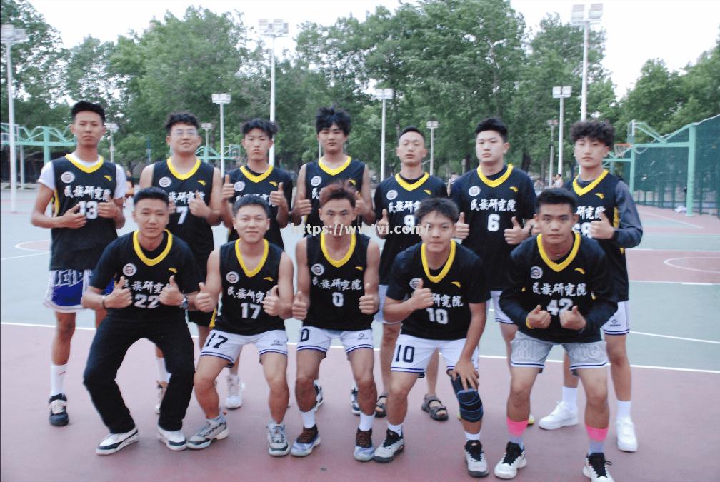 比赛中队员们紧密配合,形成默契无间 比赛中队员们紧密配合,形成默契无间