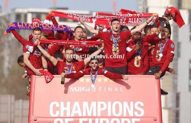 利物浦球迷狂欢庆祝,英超冠军奖杯在望 利物浦球迷狂欢庆祝,英超冠军奖杯在望