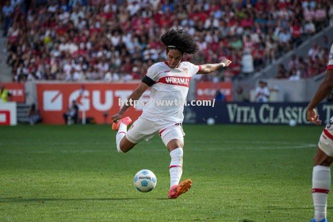 斯图加特球员挺身而出,顽强抗衡抢夺胜绩 斯图加特球员挺身而出,顽强抗衡抢夺胜绩