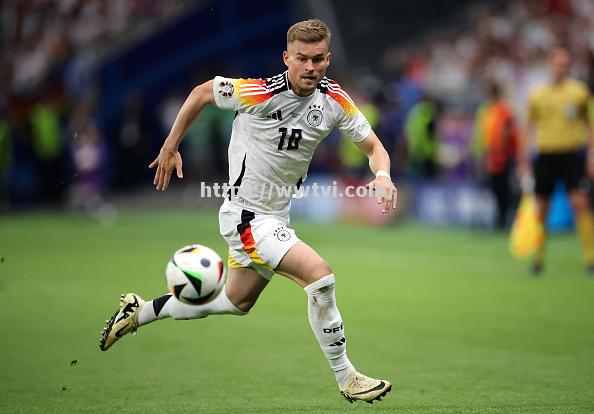 斯图加特球员挺身而出,顽强抗衡抢夺胜绩 斯图加特球员挺身而出,顽强抗衡抢夺胜绩