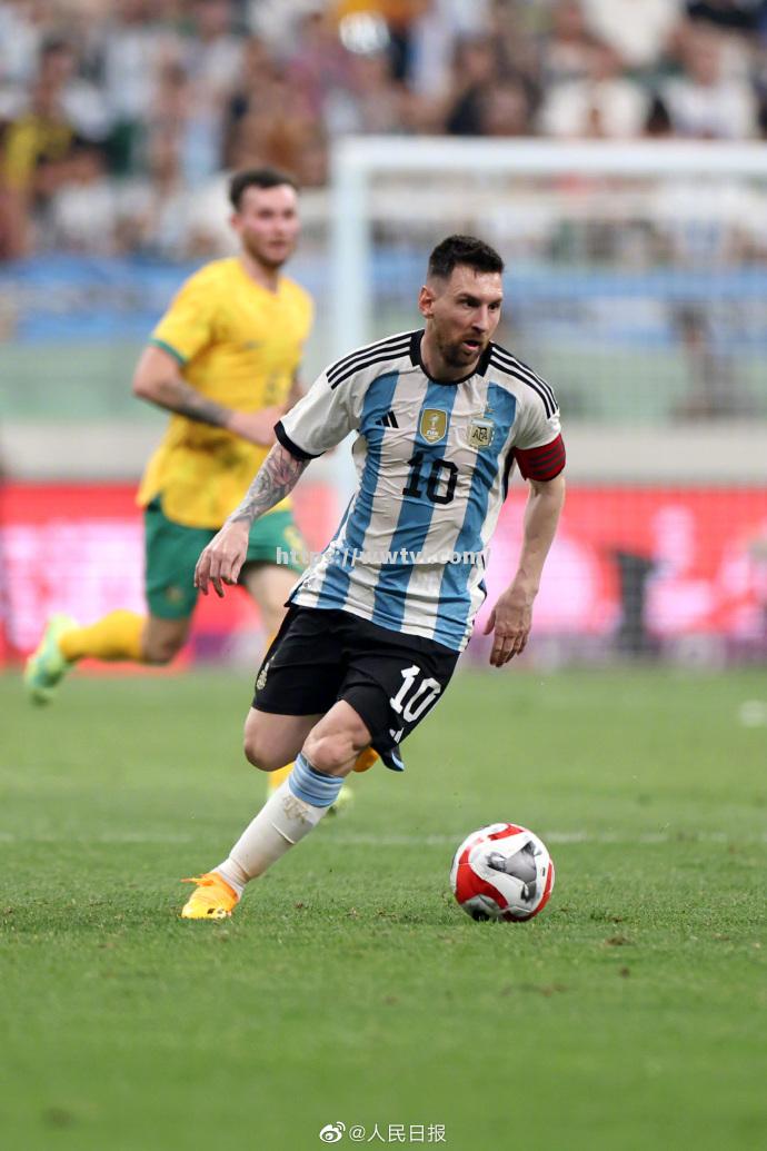 阿根廷运动员在网球比赛中取得胜利 阿根廷运动员在网球比赛中取得胜利