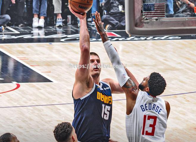 沙加缅度国王击败洛杉矶快船,全队发挥出色 沙加缅度国王击败洛杉矶快船,全队发挥出色