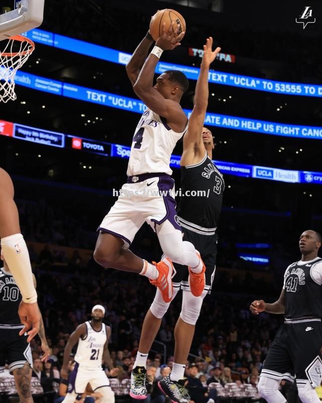 火箭客场击败马刺,威少全场高抛分成为焦点 火箭客场击败马刺,威少全场高抛分成为焦点