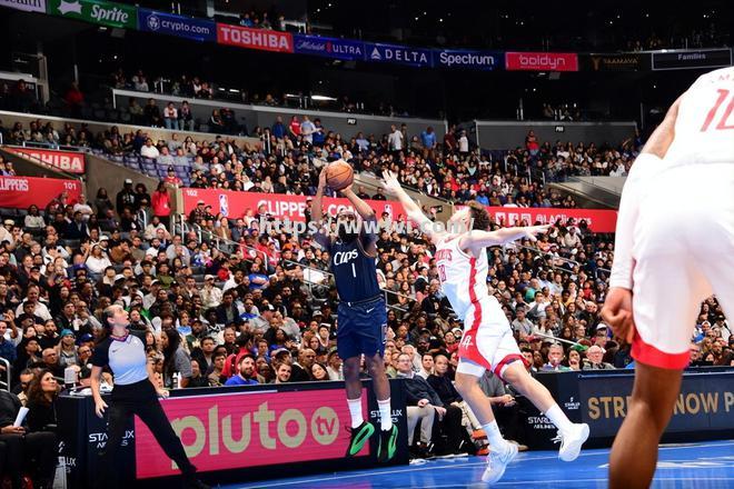 火箭客场击败马刺,威少全场高抛分成为焦点 火箭客场击败马刺,威少全场高抛分成为焦点