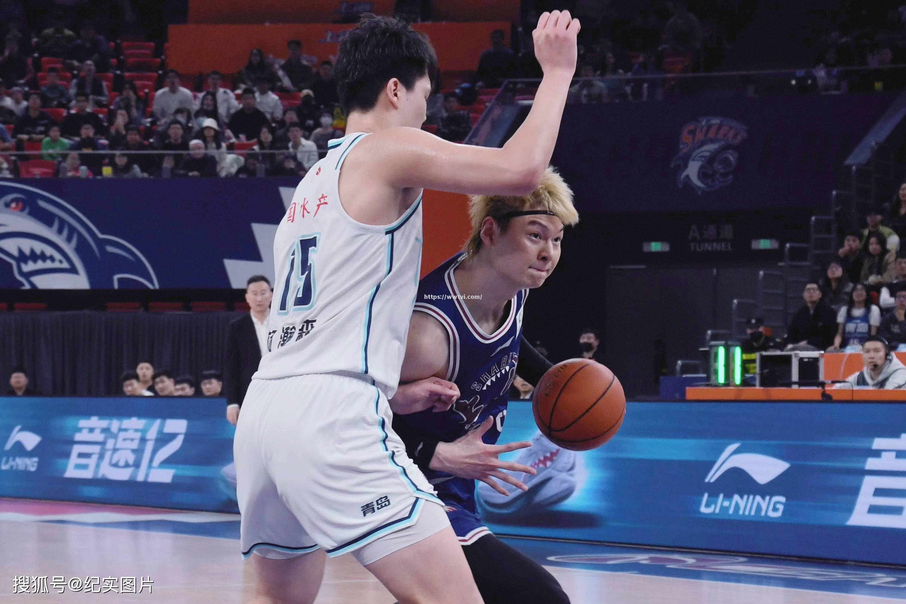 星空体育-上海男篮全队发威，主场势不可挡轻取胜利