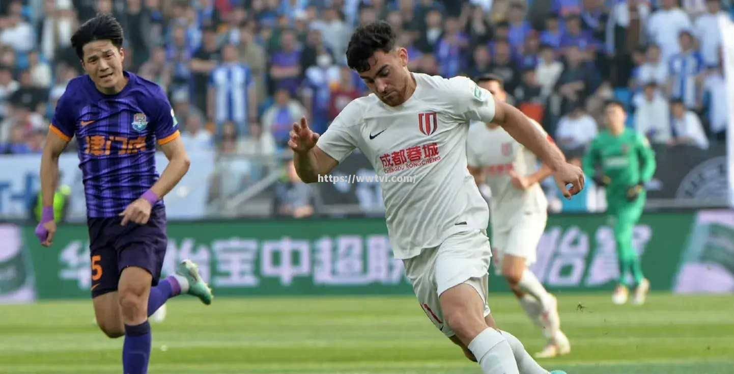 球队教练研究新战术,备战接下来的比赛 球队教练研究新战术,备战接下来的比赛