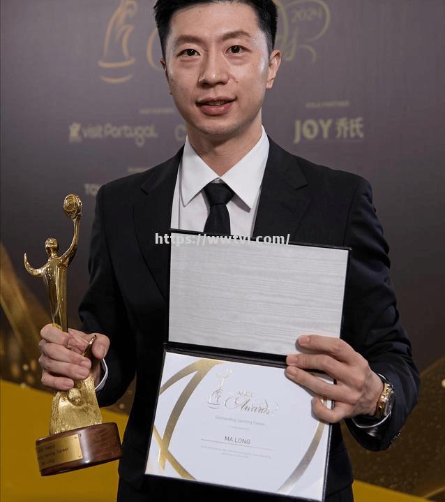 巴西选手登上颁奖台,获得殊荣 巴西选手登上颁奖台,获得殊荣