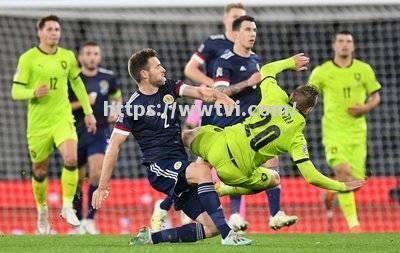 太阳中锋突出表现,打破对手防线 太阳中锋突出表现,打破对手防线