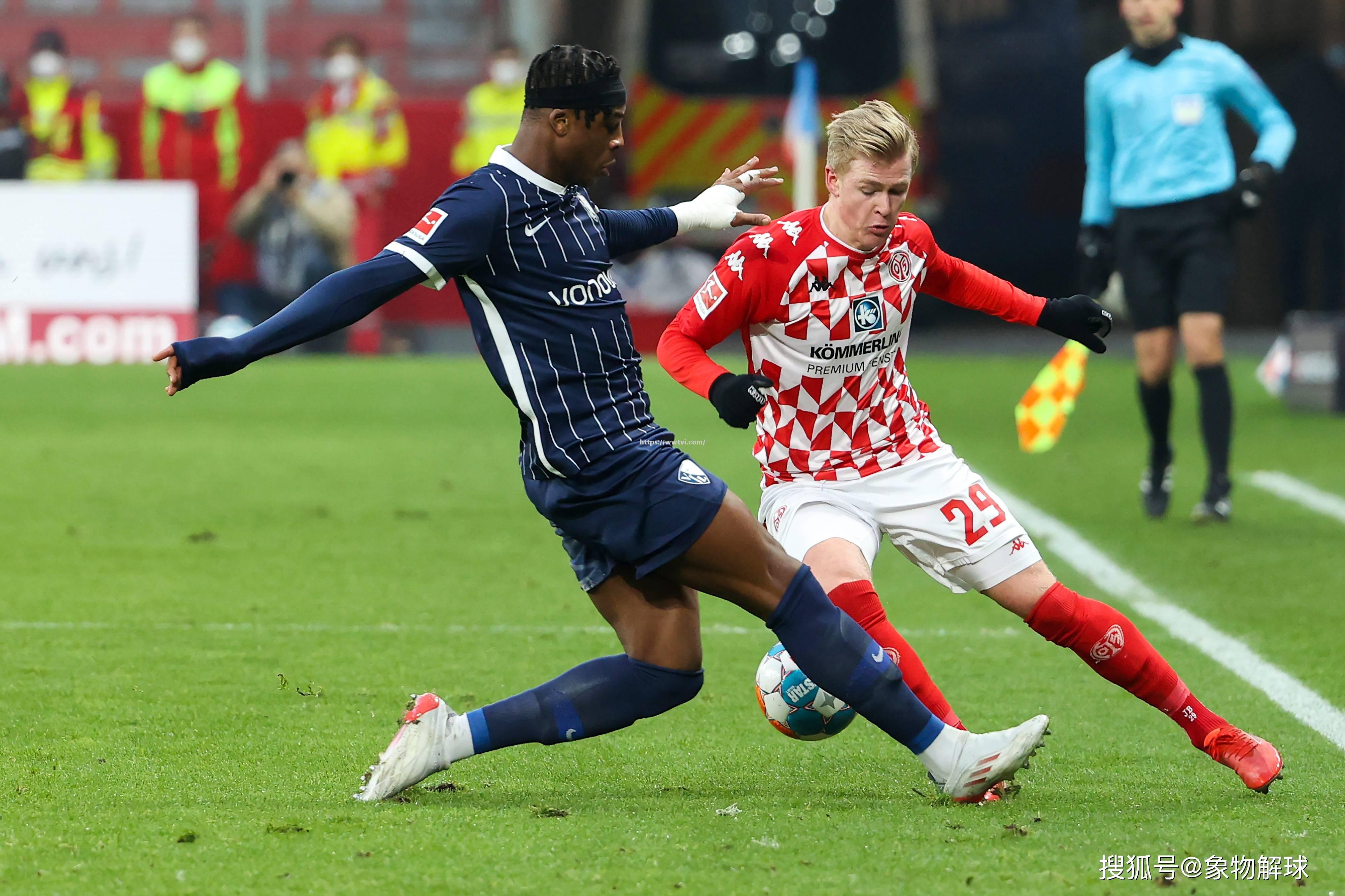 奥格斯堡队球员集体动员逆袭,德甲惊险胜出 奥格斯堡队球员集体动员逆袭,德甲惊险胜出