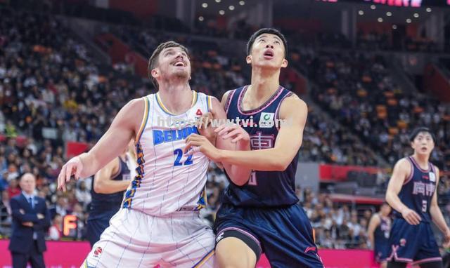 篮球比赛中一支实力不容小觑的球队成功逆袭 篮球比赛中一支实力不容小觑的球队成功逆袭