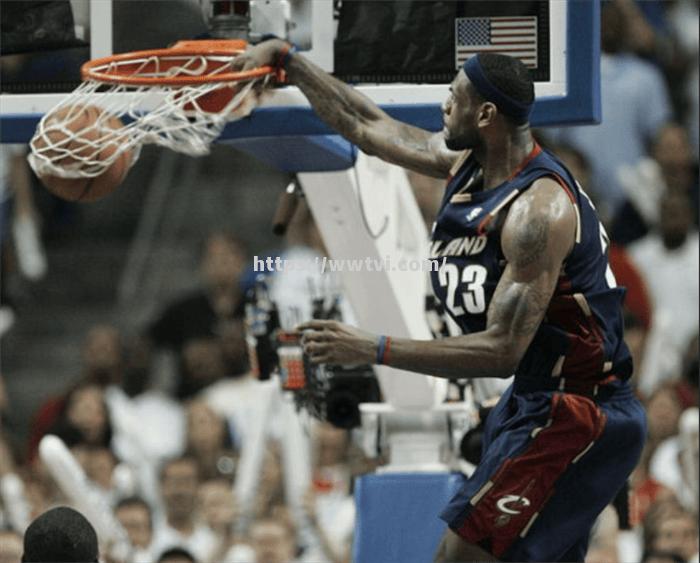 关键一战!球队在决胜时刻获胜,率先领先 关键一战!球队在决胜时刻获胜,率先领先