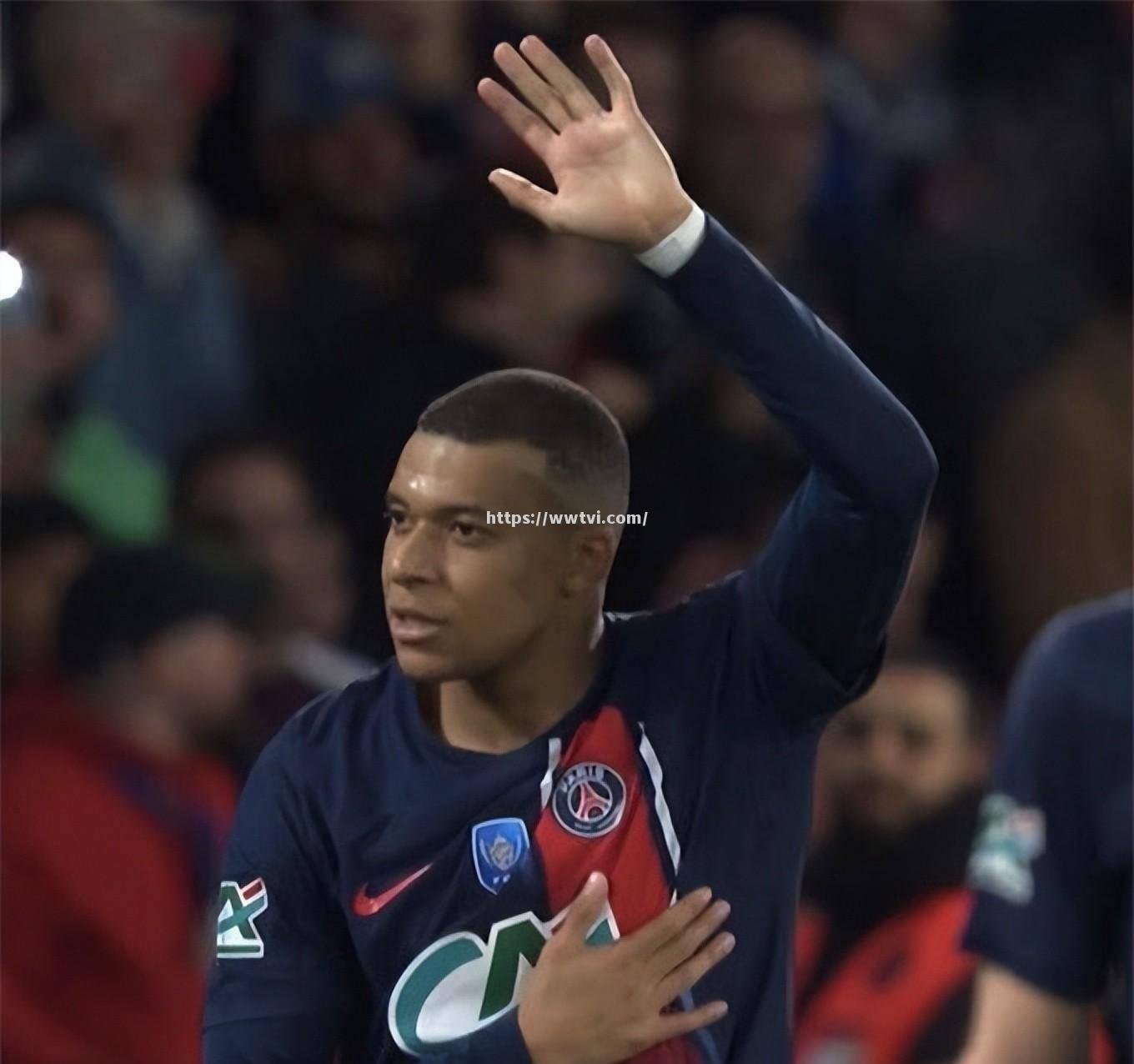 巴黎圣日耳曼球员大秀技术,引发球迷欢呼 巴黎圣日耳曼球员大秀技术,引发球迷欢呼