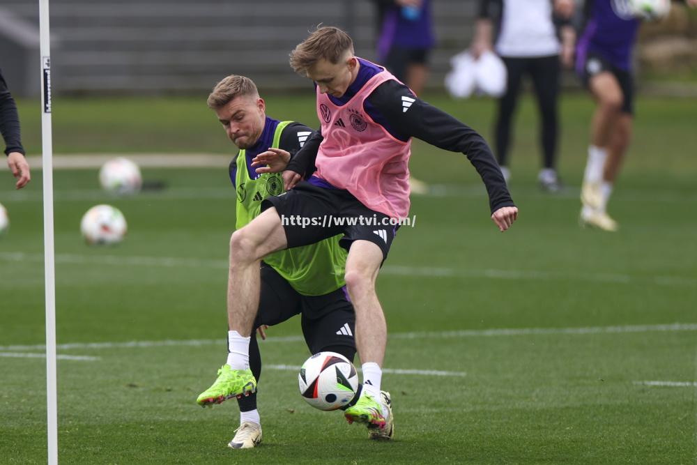 德国球员展现出团结一致的精神 德国球员展现出团结一致的精神