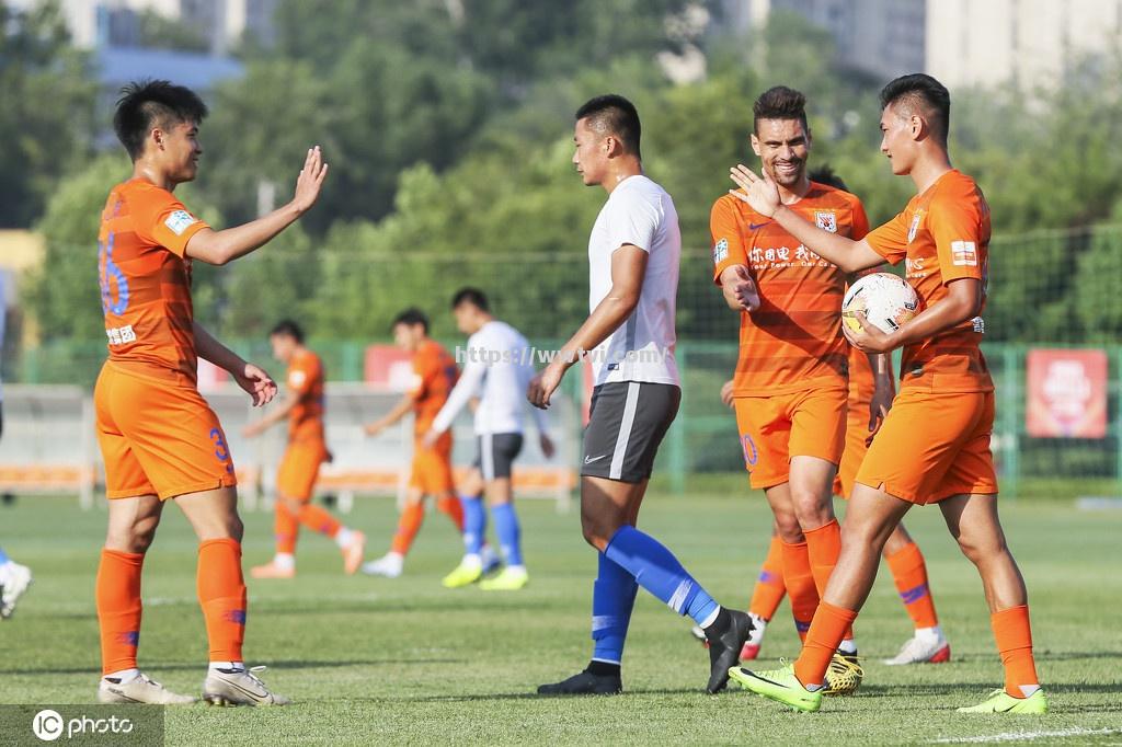 鲁能备战国安，教练研究对手阵型调整战术应对