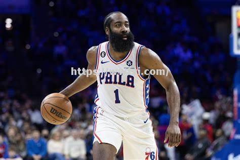 篮球巨星在场上展现非凡技艺,引发观众尖叫 篮球巨星在场上展现非凡技艺,引发观众尖叫