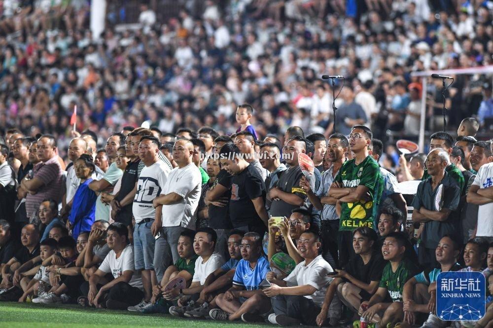 国内足球联赛持续掀起热浪,球场激情四射 国内足球联赛持续掀起热浪,球场激情四射